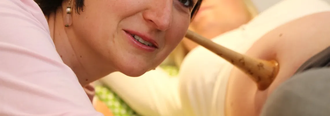 Abhören der kindlichen Herztöne mit Pinard (Stethoskop)