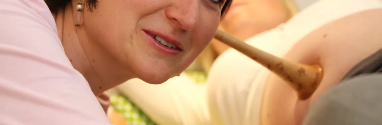 Abhören der kindlichen Herztöne mit Pinard (Stethoskop)