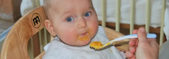 Baby beim Füttern
