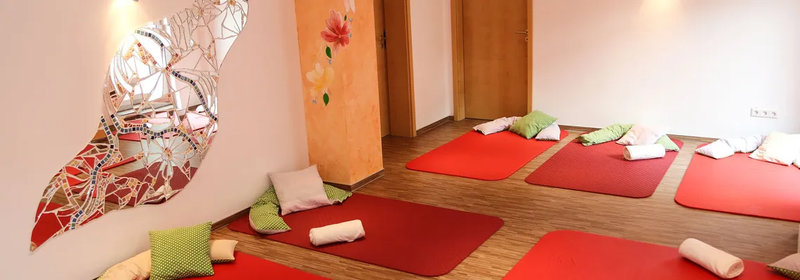 Blick auf Eingang und Behandlungszimmer im Kursraum