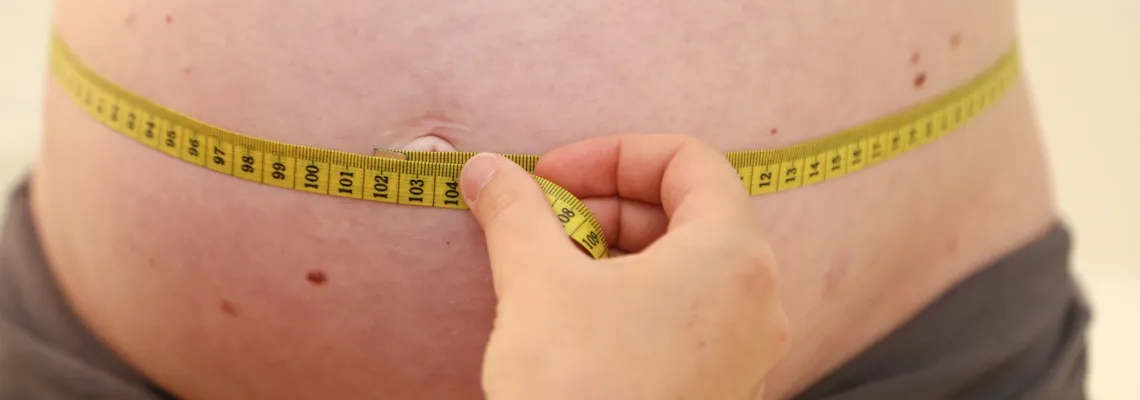 Messung des Bauchumfangs während der Vorsorge