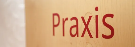 Tür zu den Praxisräumen