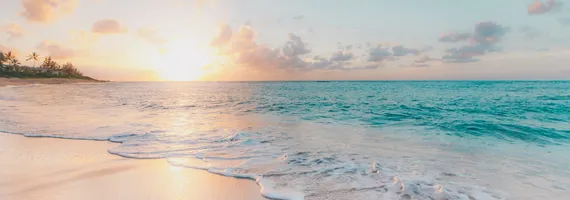 Untergehende Sonne am Strand